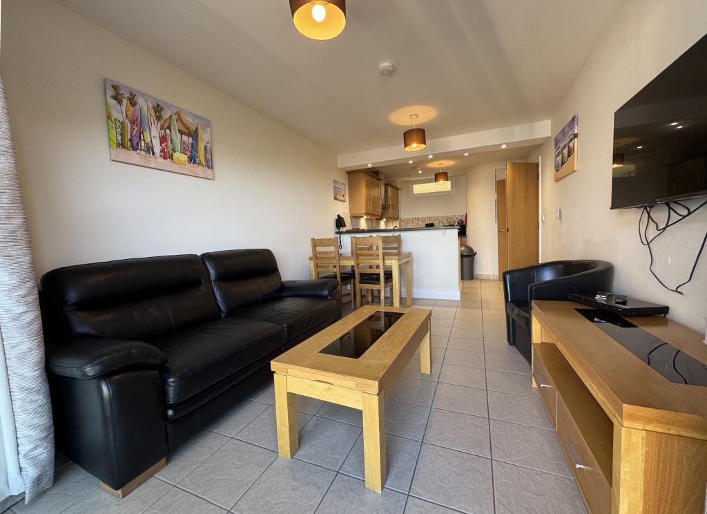 Lot: 78 - TOP FLOOR HOLIDAY APARTMENT WITH SEA VIEWS - Open Plan Living Area